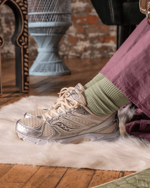 Saucony Ride Millennium Sneaker Cream / Zilver on feet in cosy room
