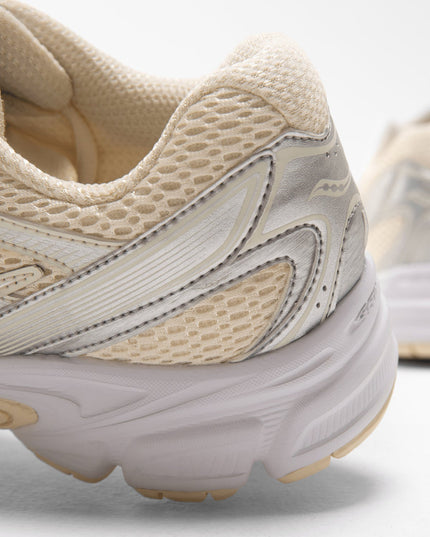 Saucony Ride Millennium Sneaker Cream / Zilver detail van hiel en hak