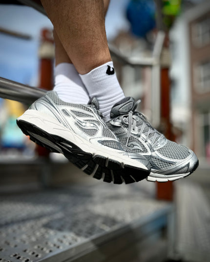 Saucony Progrid Guide 7 Sneaker Grijs Zilver Model foto