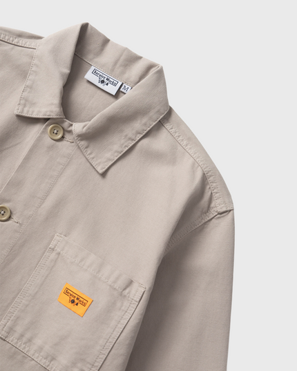 Service Works Canvas Chore Shirt Grijs zijkant shirt bovenaanzicht met logo service works op de borst