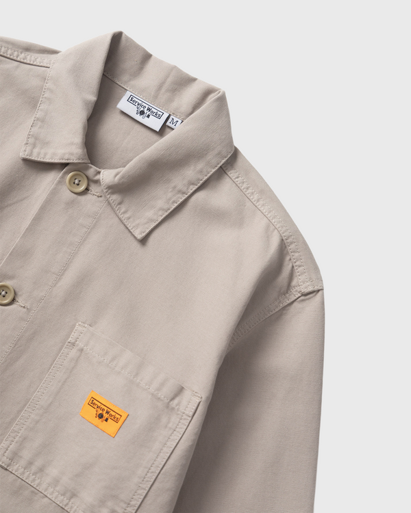 Service Works Canvas Chore Shirt Grijs zijkant shirt bovenaanzicht met logo service works op de borst