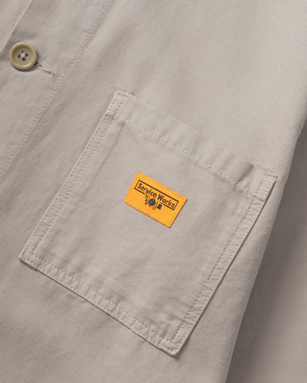 Service Works Canvas Chore Shirt Grijs close up borst met logo service works oranje