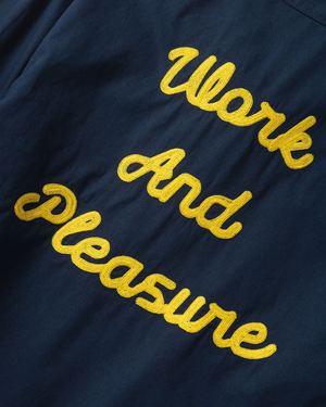 Service Works Twill Work Jacket Donkerblauw close up rug gele letters work and pleasure