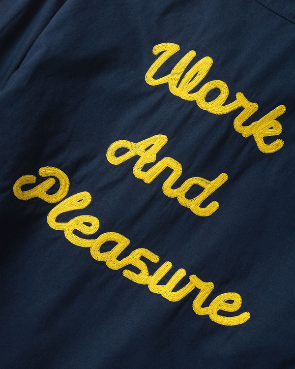 Service Works Twill Work Jacket Donkerblauw close up rug gele letters work and pleasure