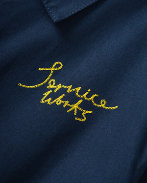 Service Works Twill Work Jacket Donkerblauw close up borst service works gele letters