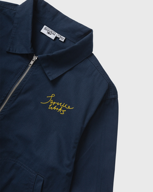 Service Works Twill Work Jacket Donkerblauw schuin aanzicht logo borst geel