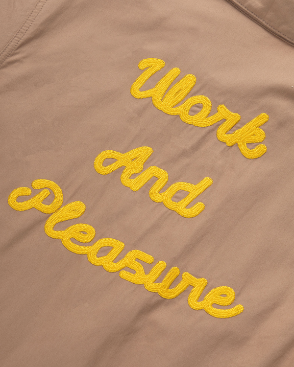 Service Works Twill Work Jacket Mushroom achteraanzicht close up rug gele letters work and pleasure