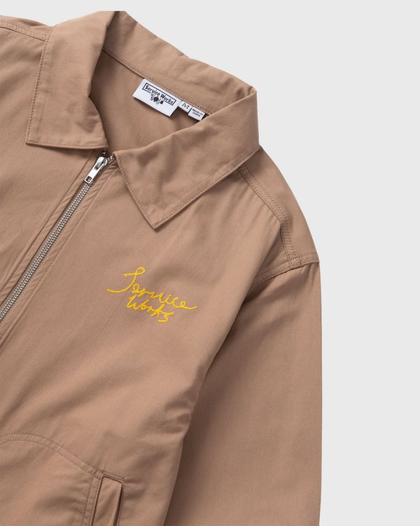 Service Works Twill Work Jacket Mushroom bovenaanzicht jas letters geel service works
