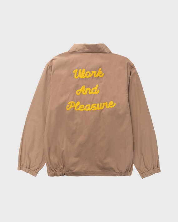 Service Works Twill Work Jacket Mushroom achteraanzicht met quote work and pleasure gele letters