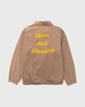 Service Works Twill Work Jacket Mushroom achteraanzicht met quote work and pleasure gele letters