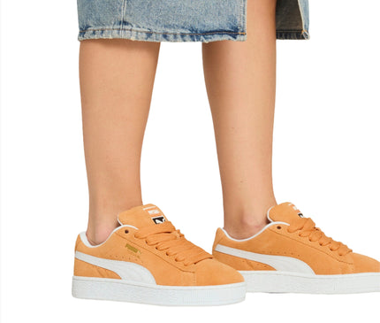 Sneaker_Oranje_Paar_model_voorkant_aanzicht