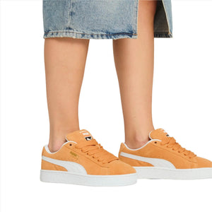 Sneaker_Oranje_Paar_model_voorkant_aanzicht