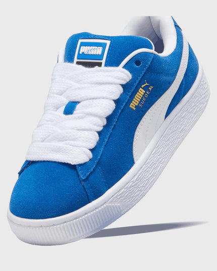 Suede XL Team Royal zwevend aanzicht