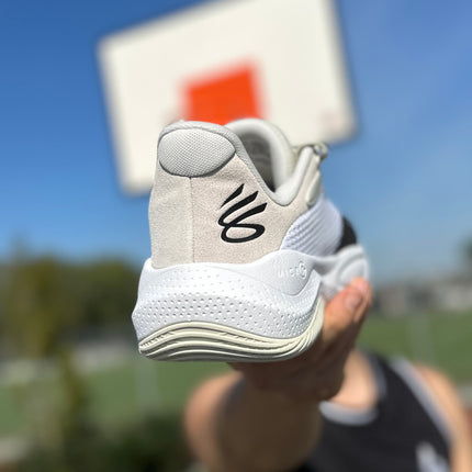 Under Armour Curry Splash 24 Basketbalschoen Wit Achteraanzicht word vastgehouden door model