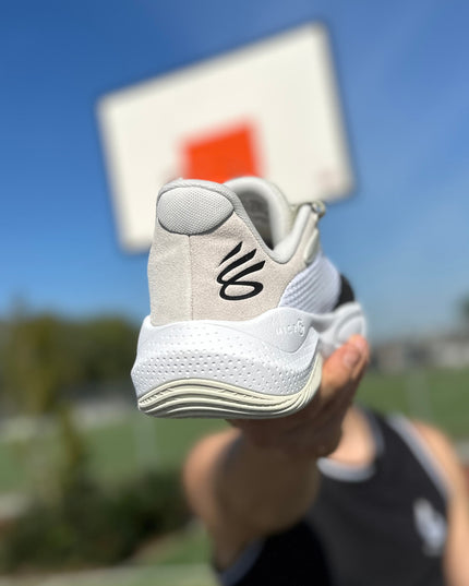 Under Armour Curry Splash 24 Basketbalschoen Wit Achteraanzicht word vastgehouden door model