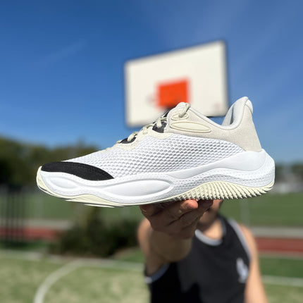 Under Armour Curry Splash 24 Basketbalschoen Wit Word vastgehouden op basketbal veld