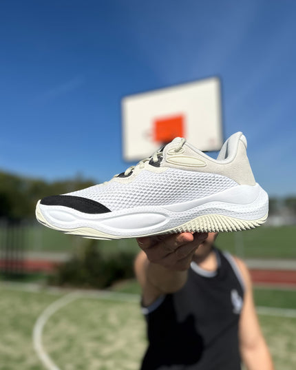 Under Armour Curry Splash 24 Basketbalschoen Wit Word vastgehouden op basketbal veld