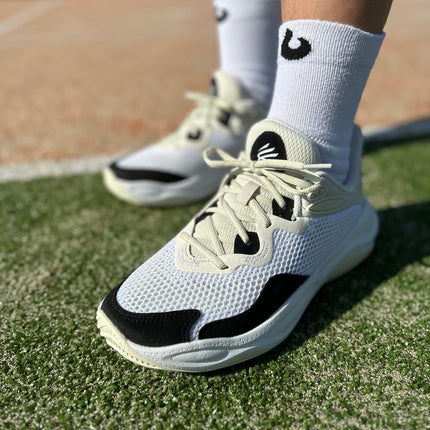 Under Armour Curry Splash 24 Basketbalschoen Wit on feet model burned sokken  op een basketbal veld