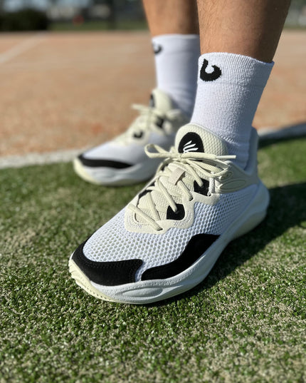 Under Armour Curry Splash 24 Basketbalschoen Wit on feet model burned sokken  op een basketbal veld