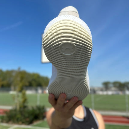 Under Armour Curry Splash 24 Basketbalschoen Wit zool word vastgehouden door model