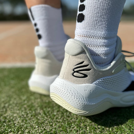 Under Armour Curry Splash 24 Basketbalschoen Wit achteraanzicht model on feet met burned sokken