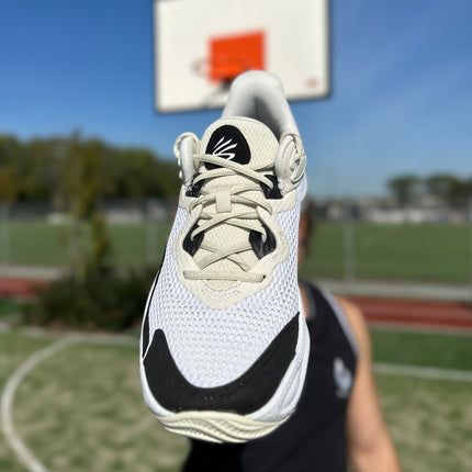 Under Armour Curry Splash 24 Basketbalschoen Wit bovenaanzicht word vastgehouden door model