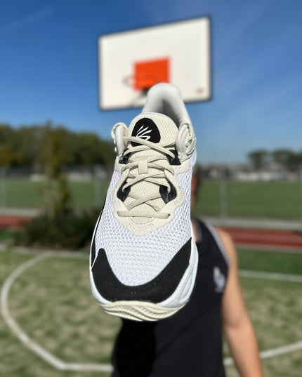 Under Armour Curry Splash 24 Basketbalschoen Wit bovenaanzicht word vastgehouden door model