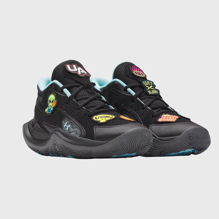 GS JET ’25 Basketbalschoen Zwart – Under Armour Zijaanzicht met patches