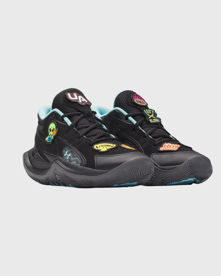 GS JET ’25 Basketbalschoen Zwart – Under Armour Zijaanzicht met patches