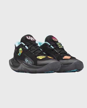 GS JET ’25 Basketbalschoen Zwart – Under Armour Zijaanzicht met patches