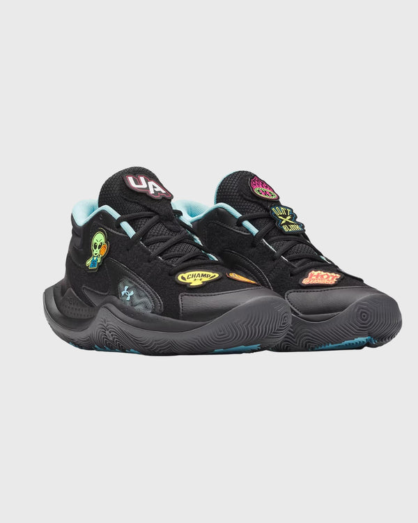GS JET ’25 Basketbalschoen Zwart – Under Armour Zijaanzicht met patches