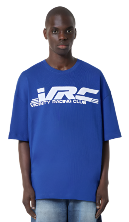 VRC TEE Blauw op model voorkant