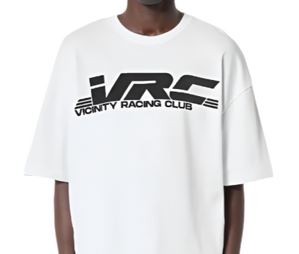 VRC TEE Wit shirt op model van voorkant