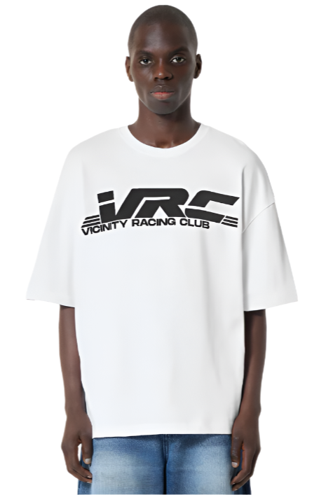 VRC TEE Wit shirt op model van voorkant