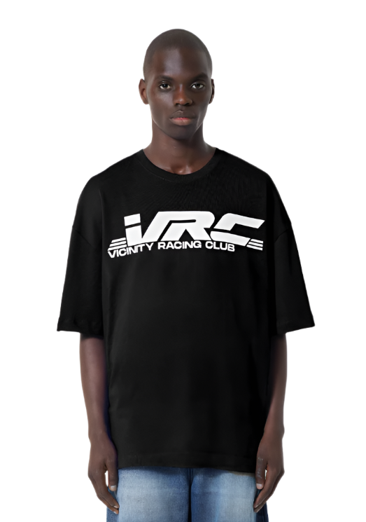 VRC TEE Zwart op model