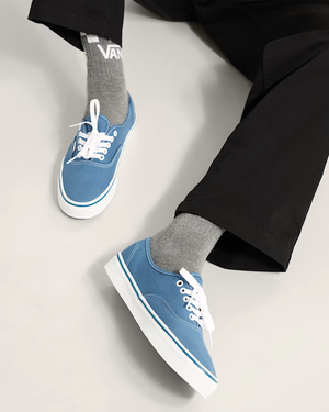Vans Era Authentic Navy on feet met model liggend