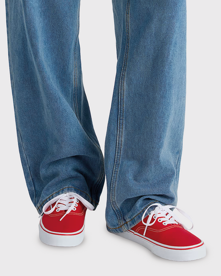 Vans Era Authentic Red met model spijkerbroek rode vans