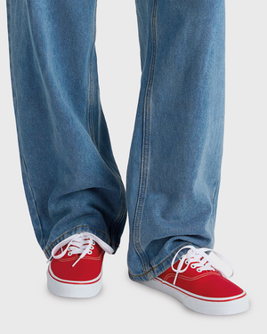Vans Era Authentic Red met model spijkerbroek rode vans