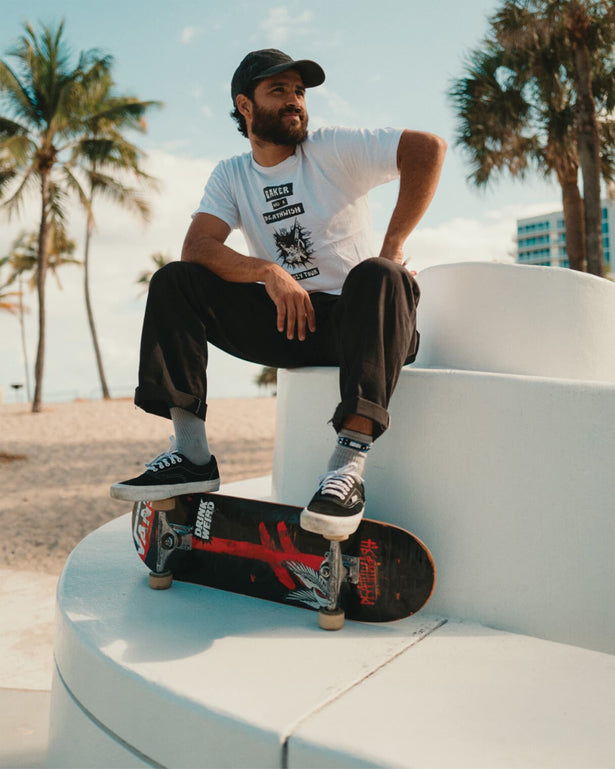 Vans Era Skate Zwart foto met model op bankje met skateboard onder zijn vans schoenen amerikaanse stijl skater