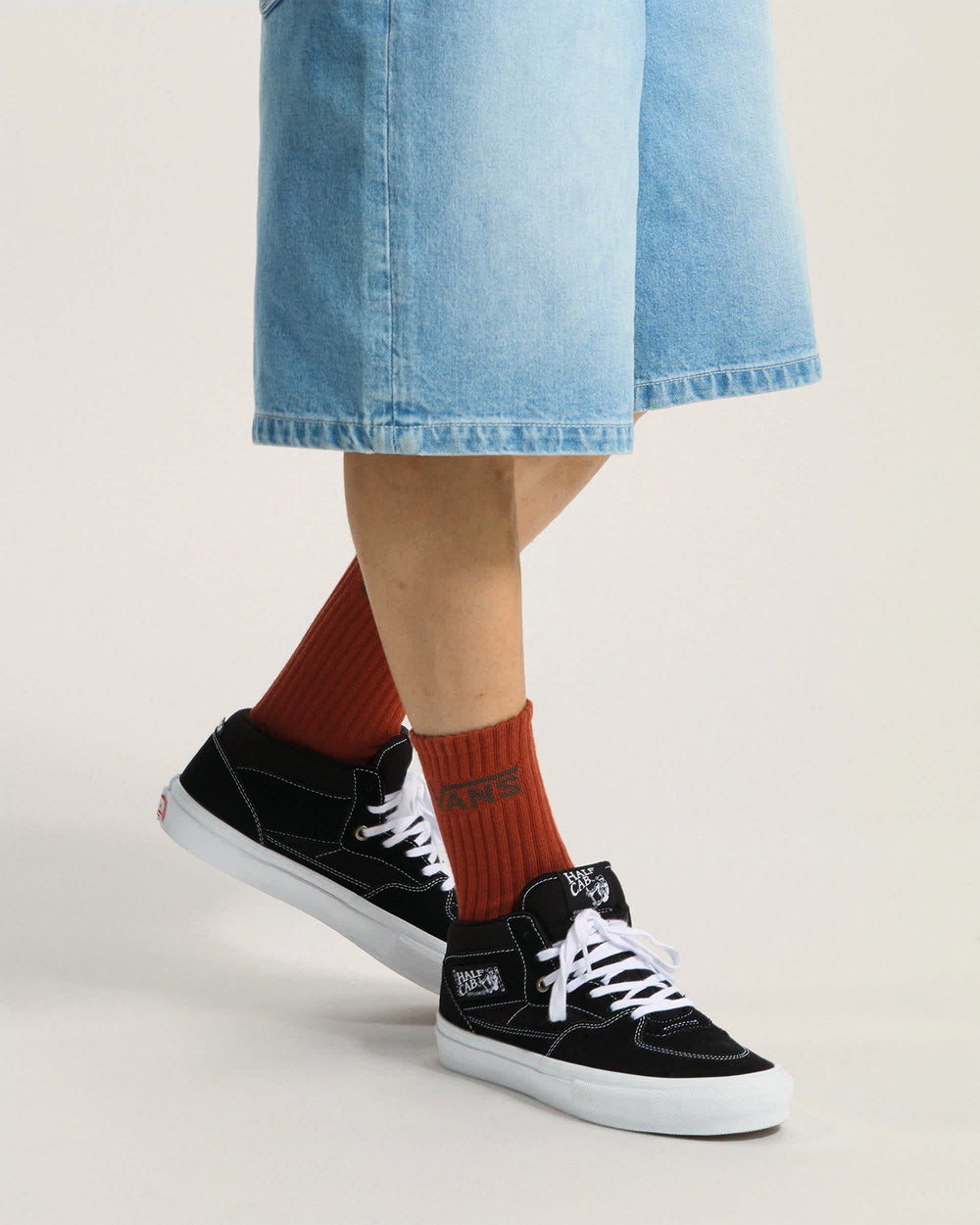 Vans Half Cab Zwart zijkant aanzicht label half cab zwart wit 