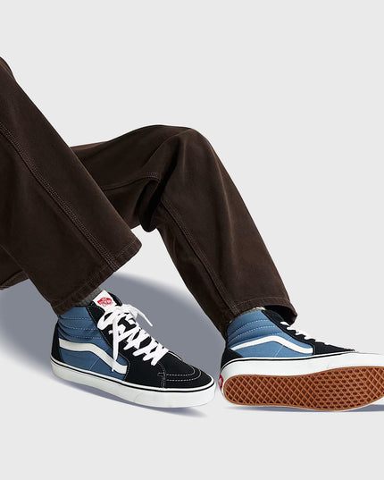 Vans Sk8-HI Navy zijaanzicht modeelen on feet foto