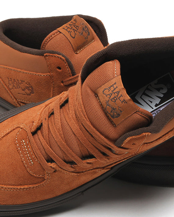 Vans Skate Half Cab Bruin close up foto met zoom in op de tong met veters bruin