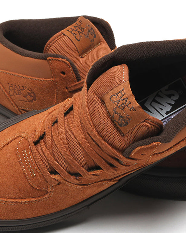 Vans Skate Half Cab Bruin close up foto met zoom in op de tong met veters bruin