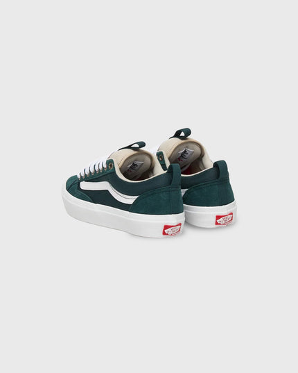 Vans Skate Old Skool 36+ Oatmeal achteraanzicht hiel groen suede met lipje en rode details op de zool met logo vans