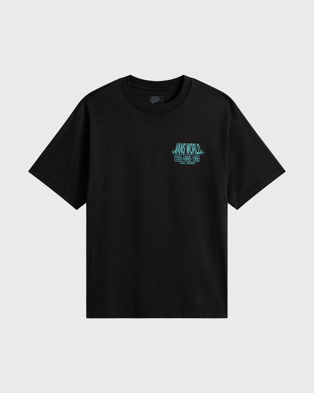 De Vans World Intl SS Tee Black is een zwart T-shirt met een comfortabele regular fit en een opvallende Vans World International-print op de borst. Gemaakt van zacht katoen voor optimaal draagcomfort, geschikt voor dagelijks gebruik en eenvoudig te combineren met iedere casual outfit. Verkrijgbaar bij Burned Sports in Den Bosch, dé winkel voor sneakers, streetwear en basketbal.