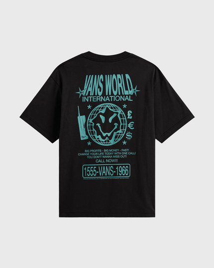 De Vans World Intl SS Tee Black is een zwart T-shirt met een comfortabele regular fit en een opvallende Vans World International-print op de borst. Gemaakt van zacht katoen voor optimaal draagcomfort, geschikt voor dagelijks gebruik en eenvoudig te combineren met iedere casual outfit. Verkrijgbaar bij Burned Sports in Den Bosch, dé winkel voor sneakers, streetwear en basketbal.