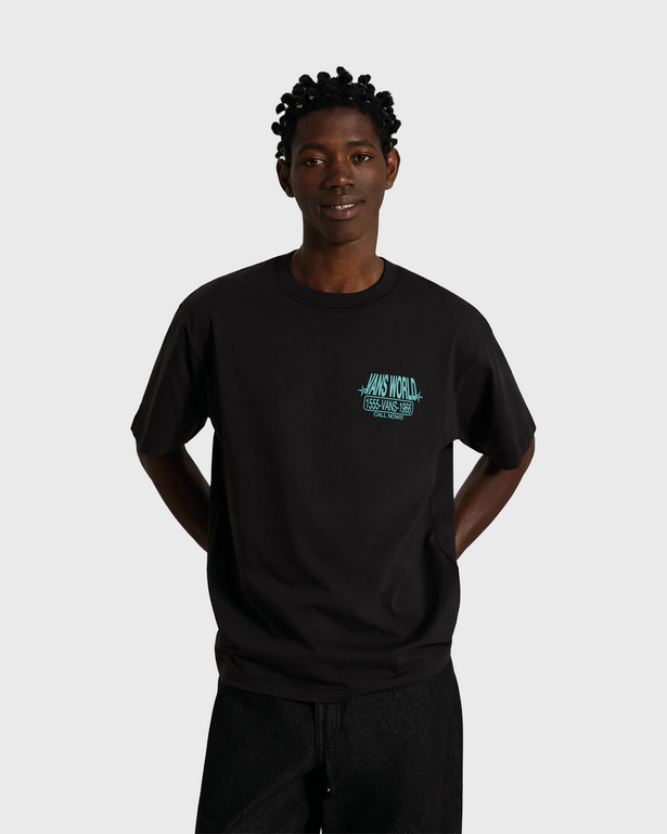 De Vans World Intl SS Tee Black is een zwart T-shirt met een comfortabele regular fit en een opvallende Vans World International-print op de borst. Gemaakt van zacht katoen voor optimaal draagcomfort, geschikt voor dagelijks gebruik en eenvoudig te combineren met iedere casual outfit. Verkrijgbaar bij Burned Sports in Den Bosch, dé winkel voor sneakers, streetwear en basketbal.