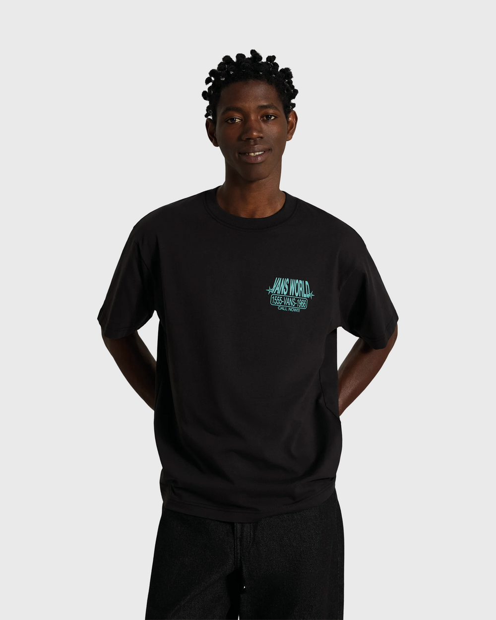 De Vans World Intl SS Tee Black is een zwart T-shirt met een comfortabele regular fit en een opvallende Vans World International-print op de borst. Gemaakt van zacht katoen voor optimaal draagcomfort, geschikt voor dagelijks gebruik en eenvoudig te combineren met iedere casual outfit. Verkrijgbaar bij Burned Sports in Den Bosch, dé winkel voor sneakers, streetwear en basketbal.