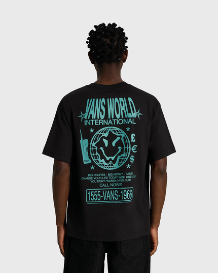 De Vans World Intl SS Tee Black is een zwart T-shirt met een comfortabele regular fit en een opvallende Vans World International-print op de borst. Gemaakt van zacht katoen voor optimaal draagcomfort, geschikt voor dagelijks gebruik en eenvoudig te combineren met iedere casual outfit. Verkrijgbaar bij Burned Sports in Den Bosch, dé winkel voor sneakers, streetwear en basketbal.
