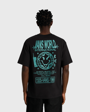 De Vans World Intl SS Tee Black is een zwart T-shirt met een comfortabele regular fit en een opvallende Vans World International-print op de borst. Gemaakt van zacht katoen voor optimaal draagcomfort, geschikt voor dagelijks gebruik en eenvoudig te combineren met iedere casual outfit. Verkrijgbaar bij Burned Sports in Den Bosch, dé winkel voor sneakers, streetwear en basketbal.